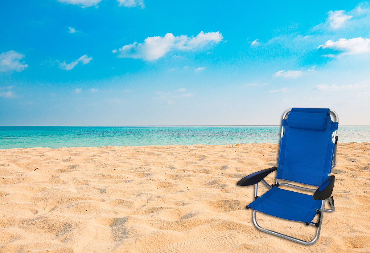 Η καρέκλα με φόντο τη παραλία στο πίσω μέρος.